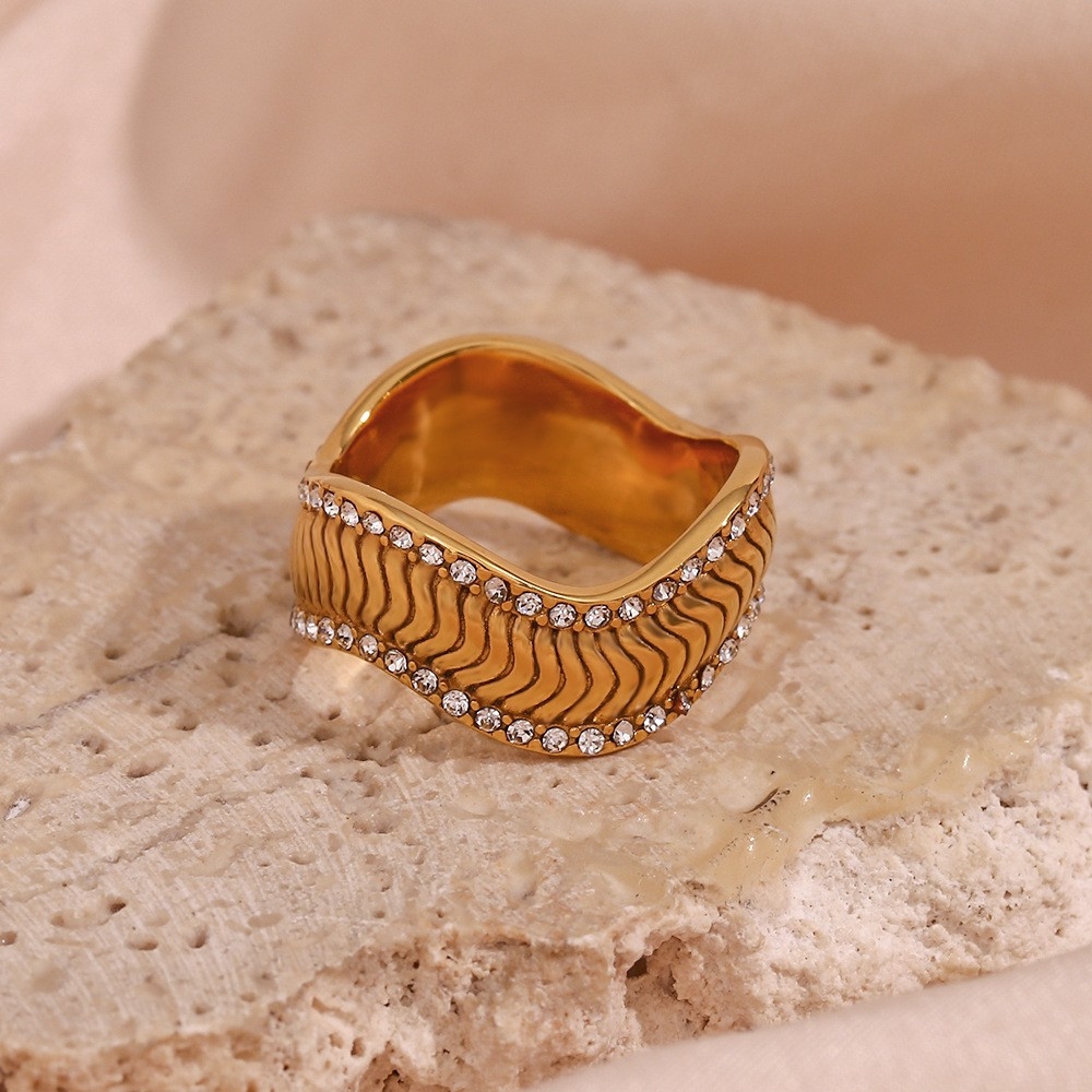 European and American ins Style Niche Luxury Wave Pattern Ring: Stainless Steel 18K Gold-Plated Stone-Set Wavy Texture Ring