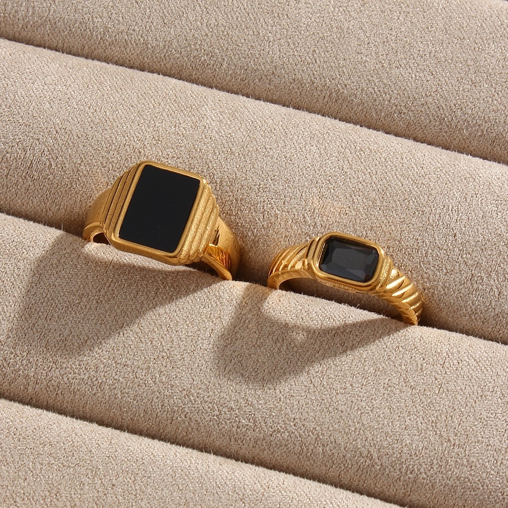 Exaggerated and Unique European and American Vintage Ring: Fashionable Black and Gold 18K Gold-Plated Striped Square Ring