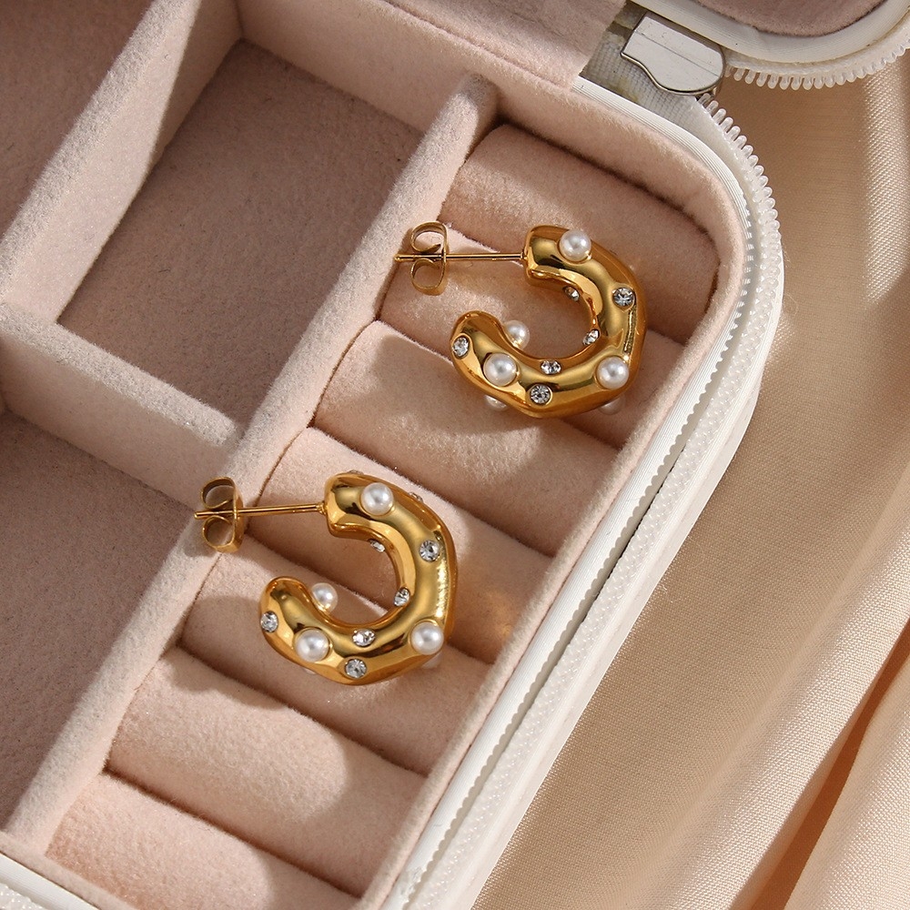 European and American INS Fashionable Earrings: Stainless Steel 18K Gold-Plated C-Shaped Earrings with Zircon and Pearl Inlay