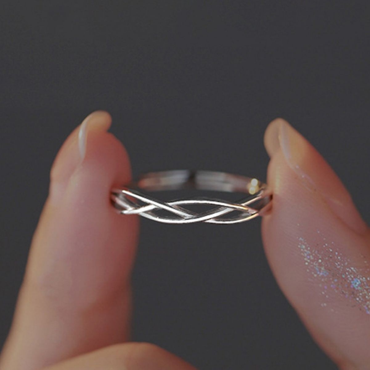 European and American Fashion Jewelry: Minimalist and High-End Crossed Line Design Ring, Adjustable and Open for Women