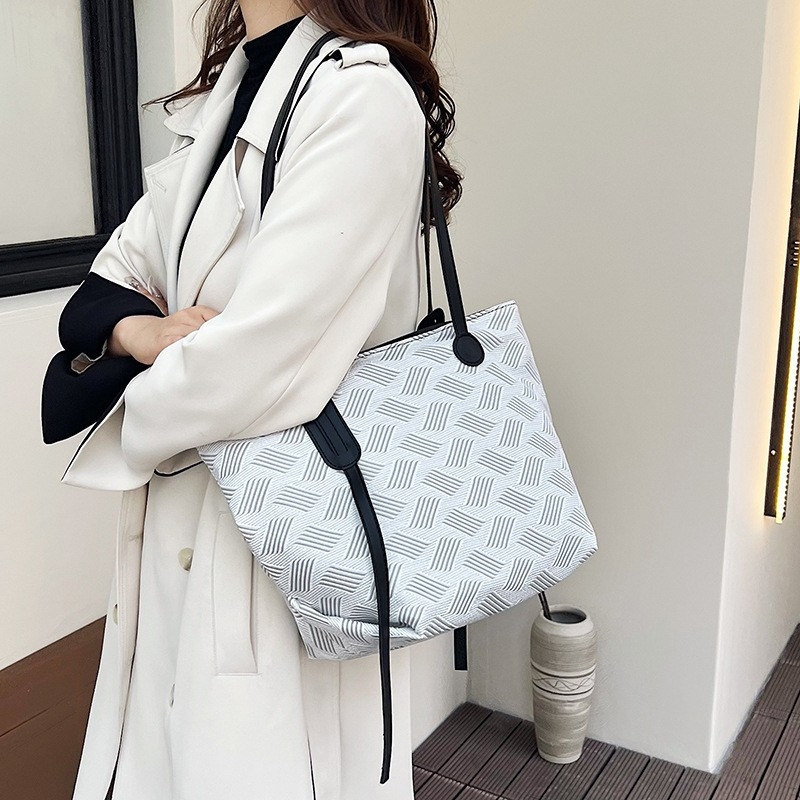 2023 New Minimalist Large Capacity Commuting Bag, Japanese-style Student Tote Bag with Color Contrast, Trendy and Stylish Underarm Bag