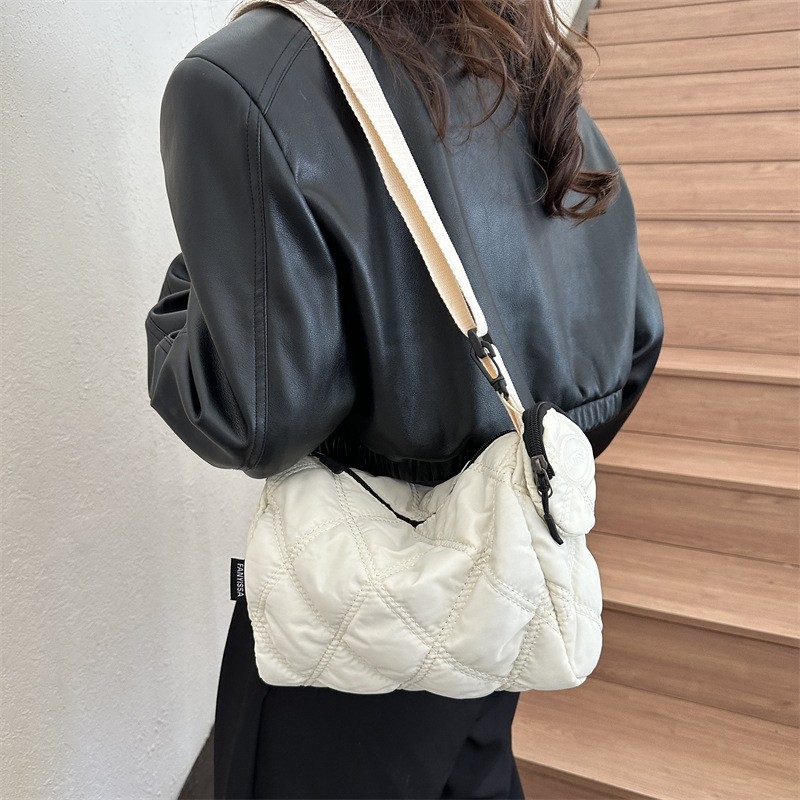 2023 New Fashionable Rhombus Pillow Bag with Large Capacity, Trendy Crossbody Bag with Solid Color for Mother and Daughter