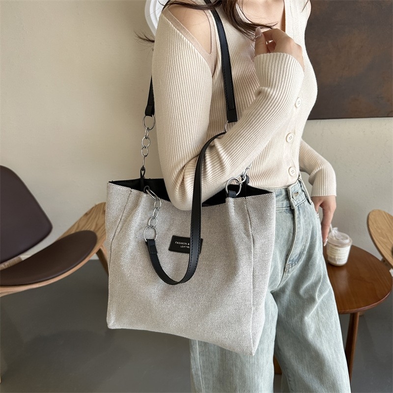 2023 Autumn New Stylish Single Shoulder Bag for Commuting: Large Capacity Tote Bag with Contrasting Chain Handle and Underarm Bag for Women