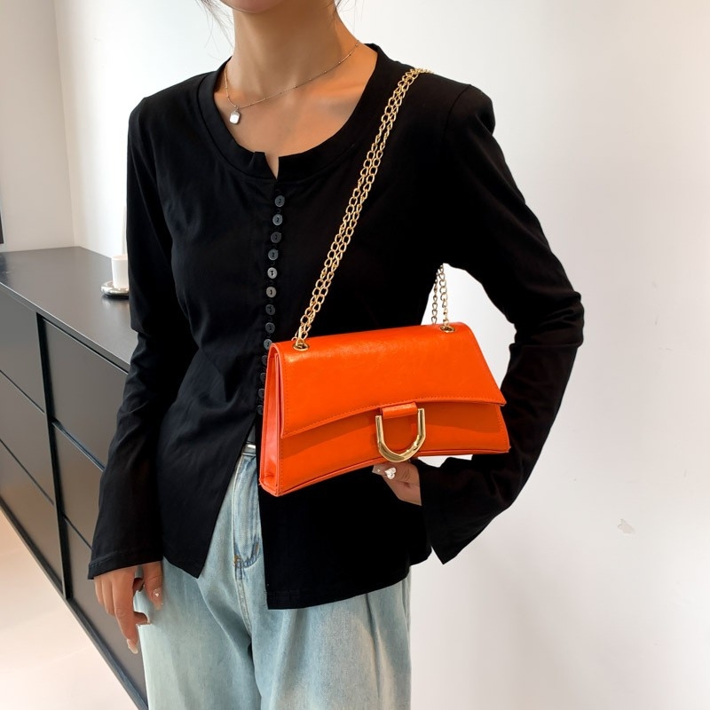 2023 Autumn New Stylish Single Shoulder Bag: A Minimalist and Casual Solid Color Crossbody Bag with Vintage Chain Detail for Women