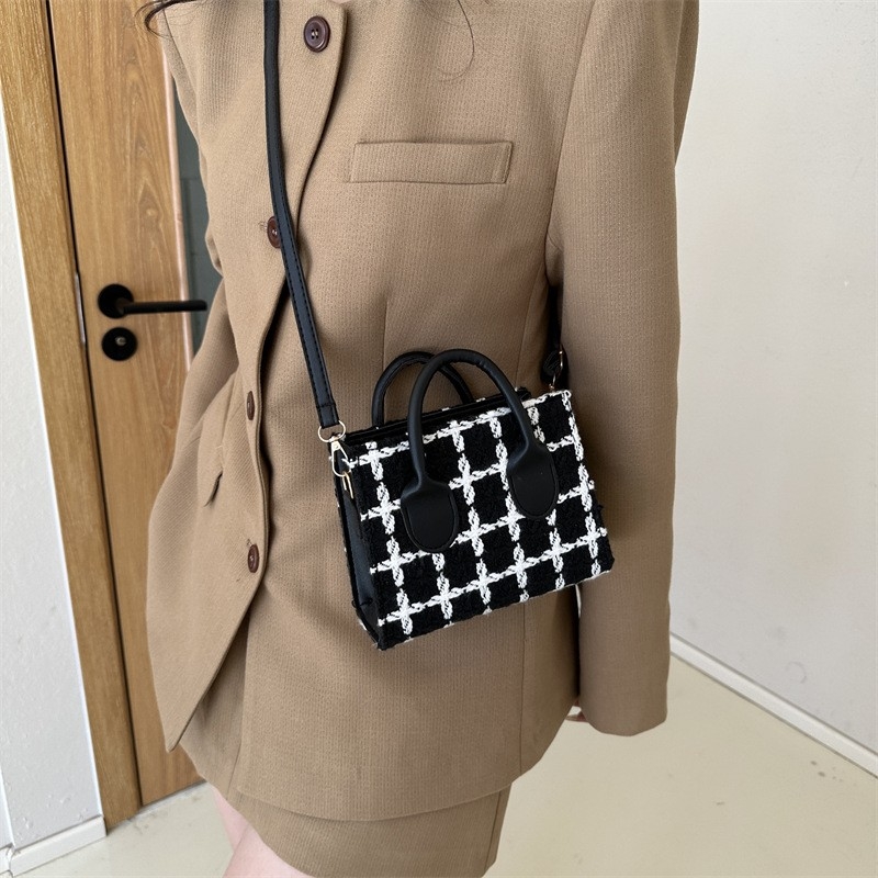 2023 New Trendy Women&#039;s Mini Bag: Stylish Plaid Single Shoulder Bag with a Light and Minimalist Design