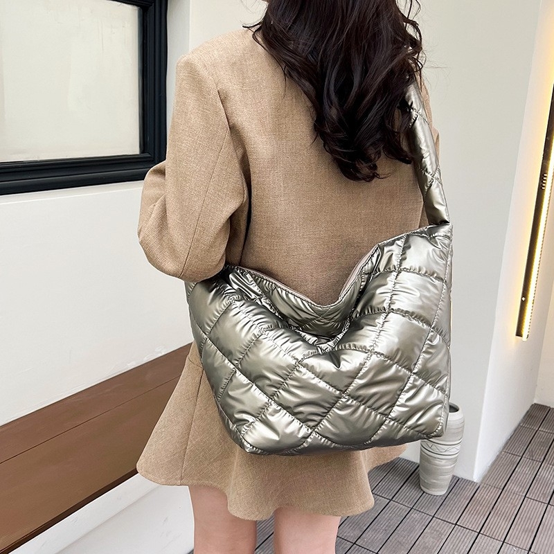 Women&#039;s Down Jacket Bag for 2023: Simple Solid Color Tote Bag with Large Capacity, Perfect for Casual and Leisure Use in Autumn/Winter