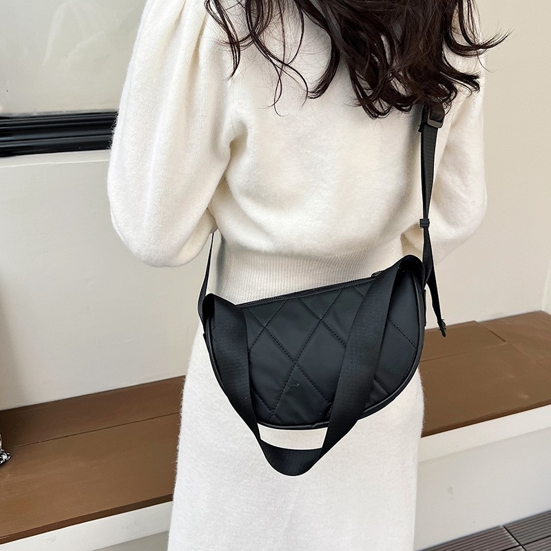 New Unique Design Crescent Bag for Women in 2023 Autumn/Winter: Personalized Dumpling Bag with Plaid Pattern, Suitable for Crossbody and Underarm Carry