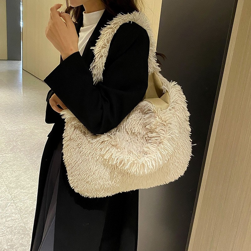 2023 Autumn/Winter Fashionable Single Shoulder Handbag: Korean-style Plush Handbag with Large Capacity for Tote and Underarm Carry