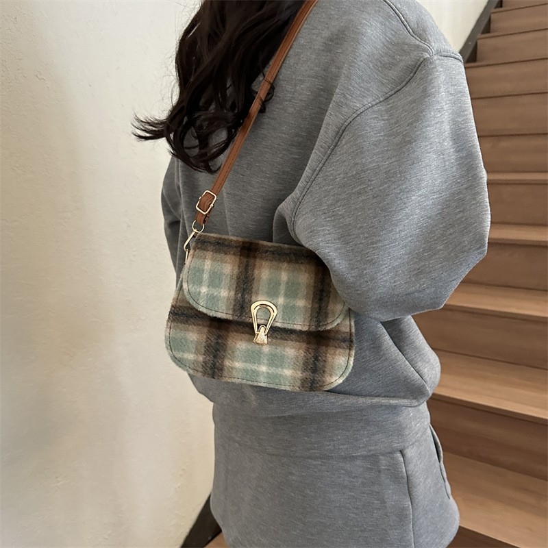 Autumn/Winter 2023 Women&#039;s Bag: Wool Saddle Bag with Lock Clasp, Single Shoulder and Crossbody Bag with an Elegant Touch