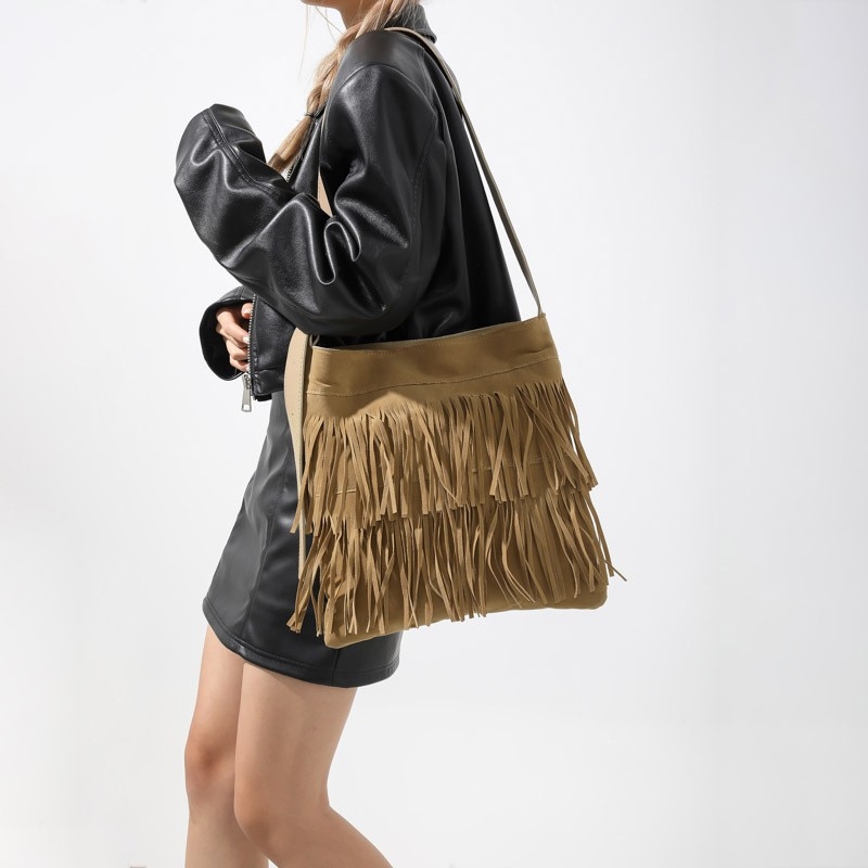 Stylish and Casual Large Capacity Women&#039;s Bag for Autumn 2023: New Trendy Fringe Bag with a Minimalist Design for a Fashionable Single Shoulder