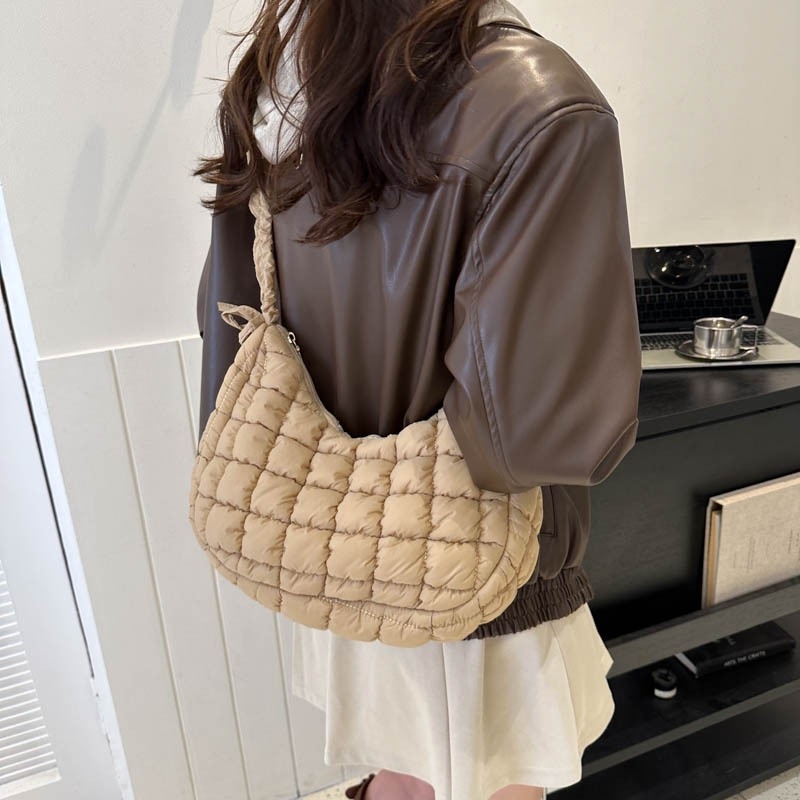 Popular Fashion Cloud Bag, Simple and Elegant Wrinkle Single Shoulder Bag for 2023 Early Autumn, New Solid Color Textured Armpit Bag