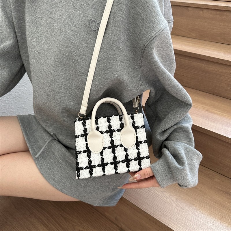 Women&#039;s Single-Strap Plaid Mini, 2023: Feather-Light Fashionable Carryall with Understatedly Chic Design