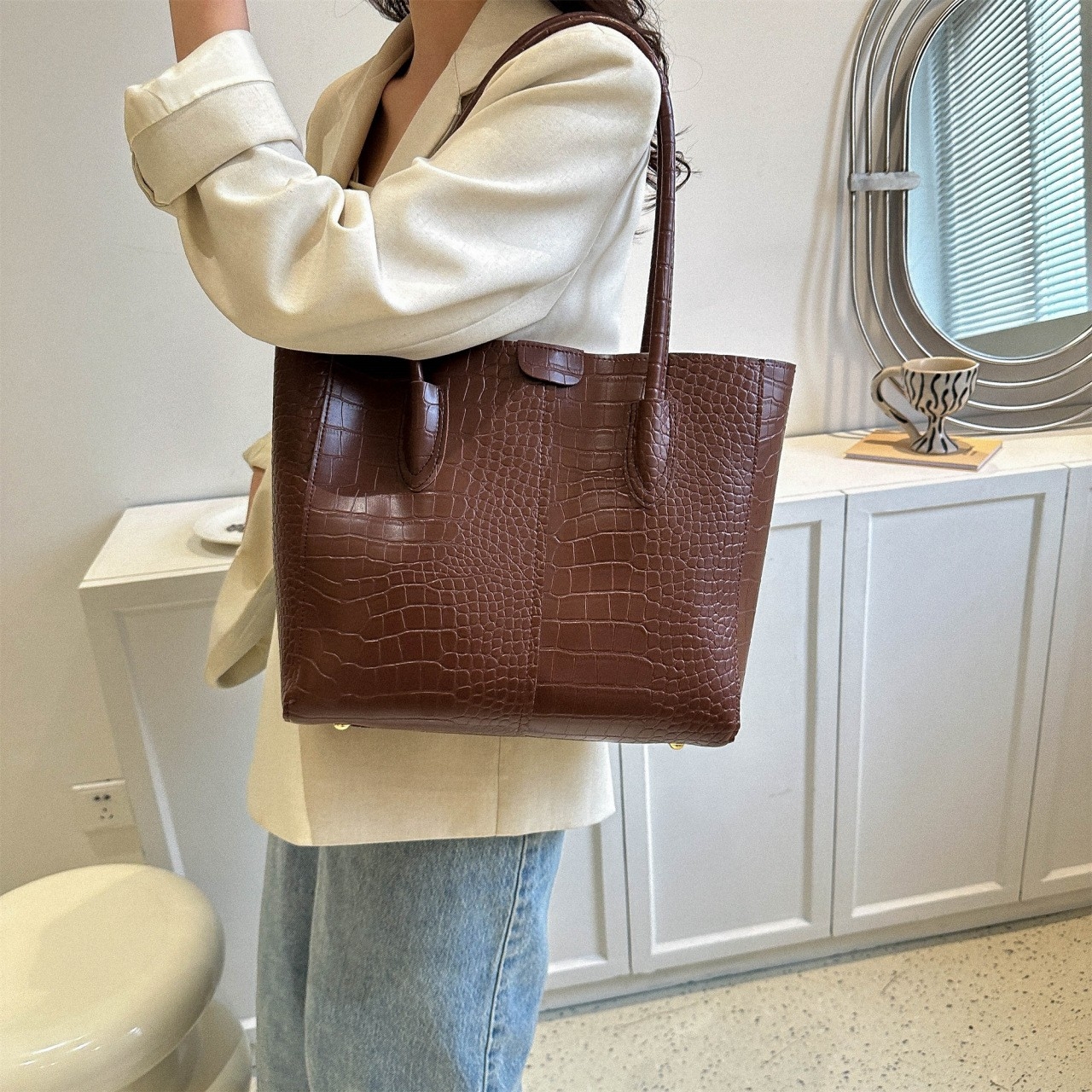 Unfussy Large Hobo Tote, 2024: Streamlined Essentials Carrier Simplifies Your Style